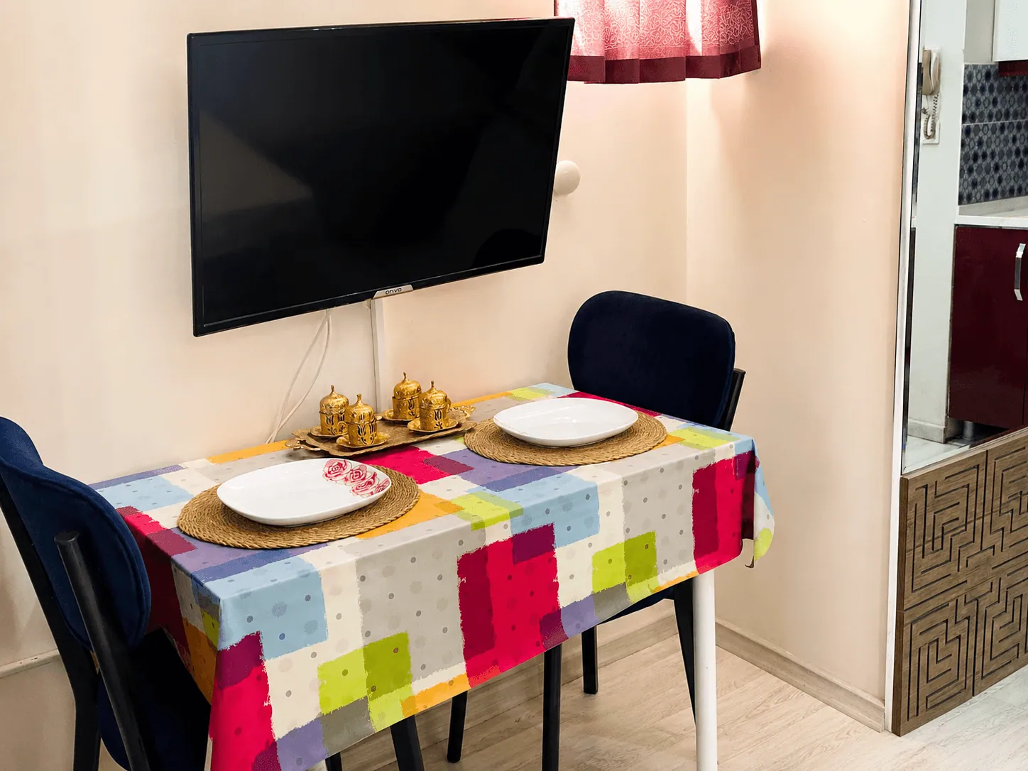 TV ve yemek masası
